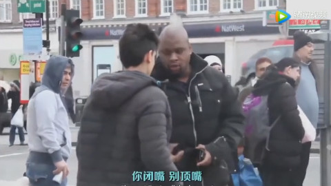 街头实验:美国黑人当街欺负白人学生,看美国人的反应